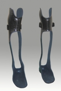 Orteza PTB. Wyjątkowo zastosowana przy uszkodzeniu rdzenia kręgowego do stabilizjacji stawu kolanowego /zapobieganie zgięcia/  i w celu przeciwdziałania opadania stopy.