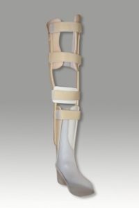 Orteza KAFO zastosowana przy uszkodzeniu rdzenia kręgowego w celu stabilizacji stawu kolanowego i przeciwdziałaniu opadania stopy.