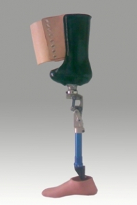 Proteza uda dla nietypowego kształtu kikuta z lejem z włókna węglowego, przegubem Total Knee 2000 i stopą Assure
